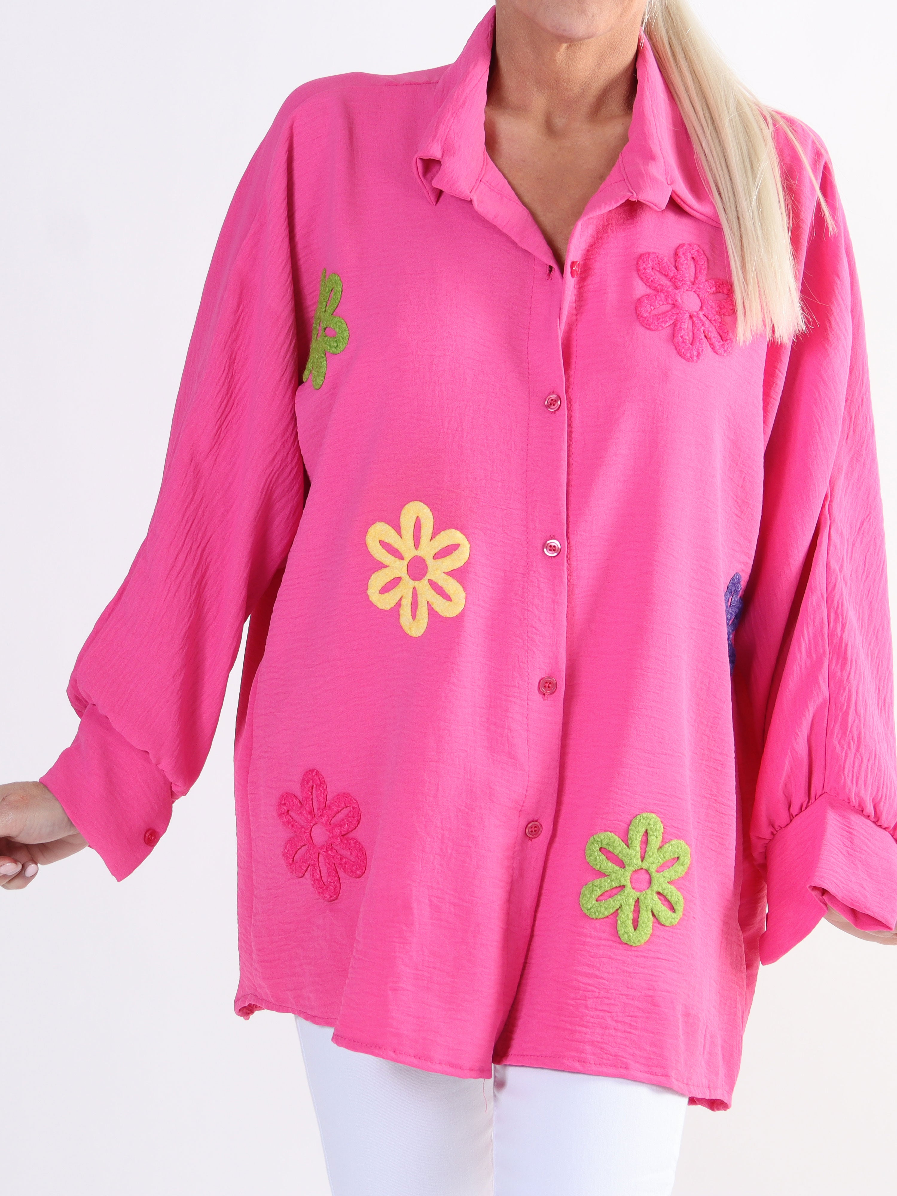 Katrin - Plus size skjorte med fine farvet blomster foran